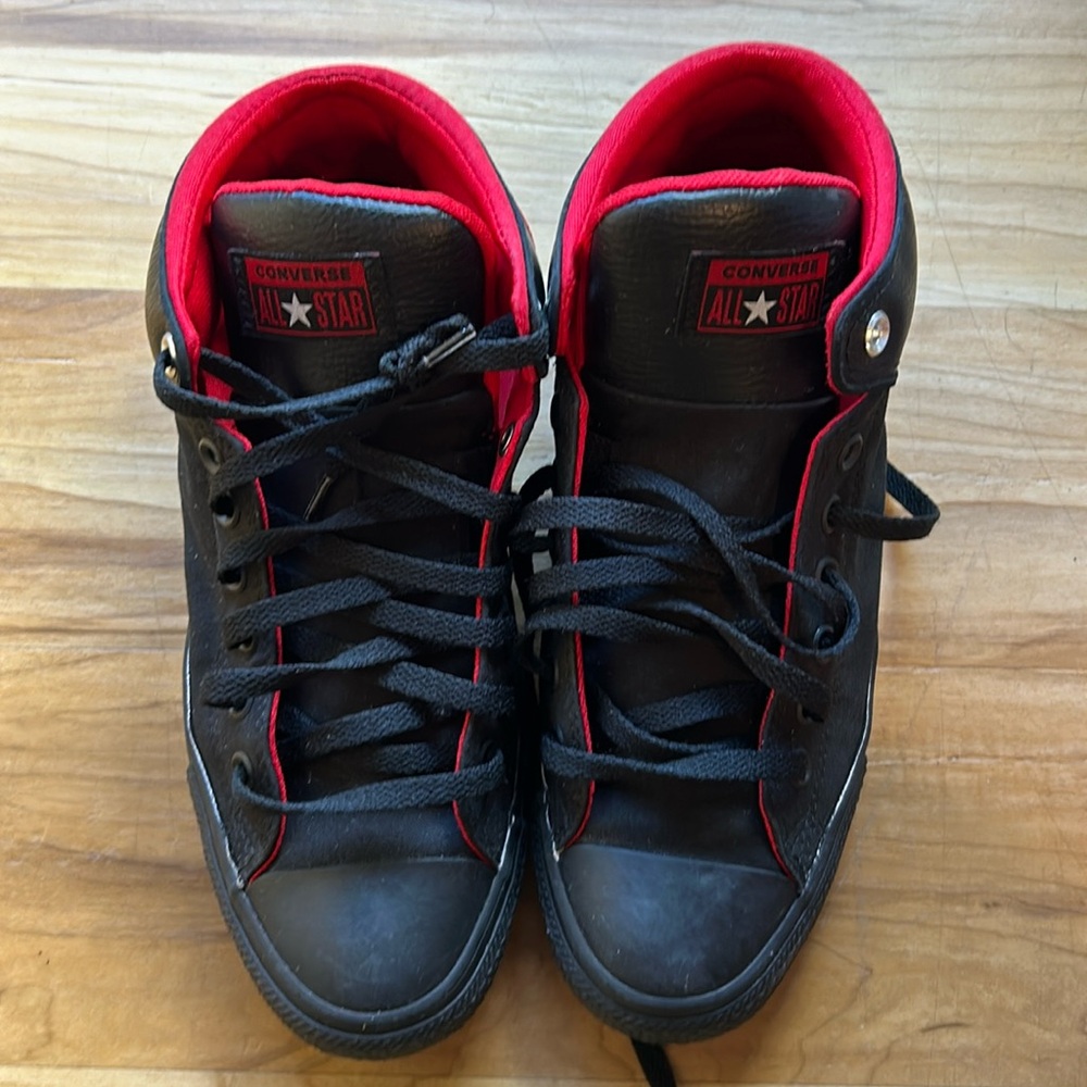 Menʻs 8.5 Converse shoes